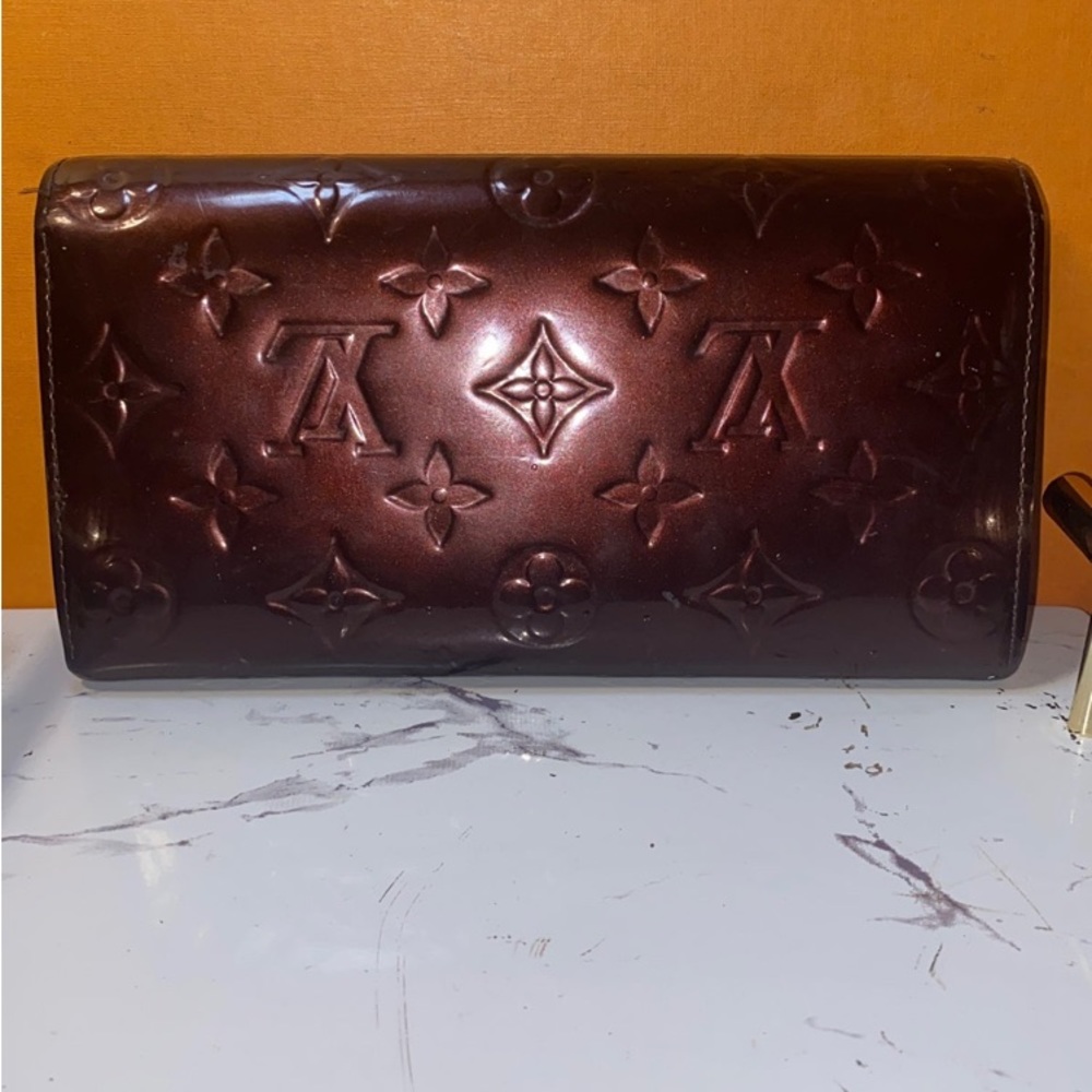 SOLDAuthentic Louis Vuitton Vernis Amarante Sarah Wallet - Picture 10 of 16